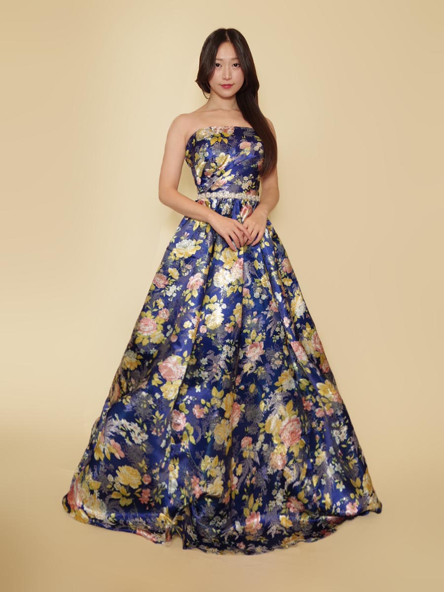 ディープブルーカラーを下地に豪華な花柄模様をドレス全体にあしらったジャガード演奏会ボリュームドレス