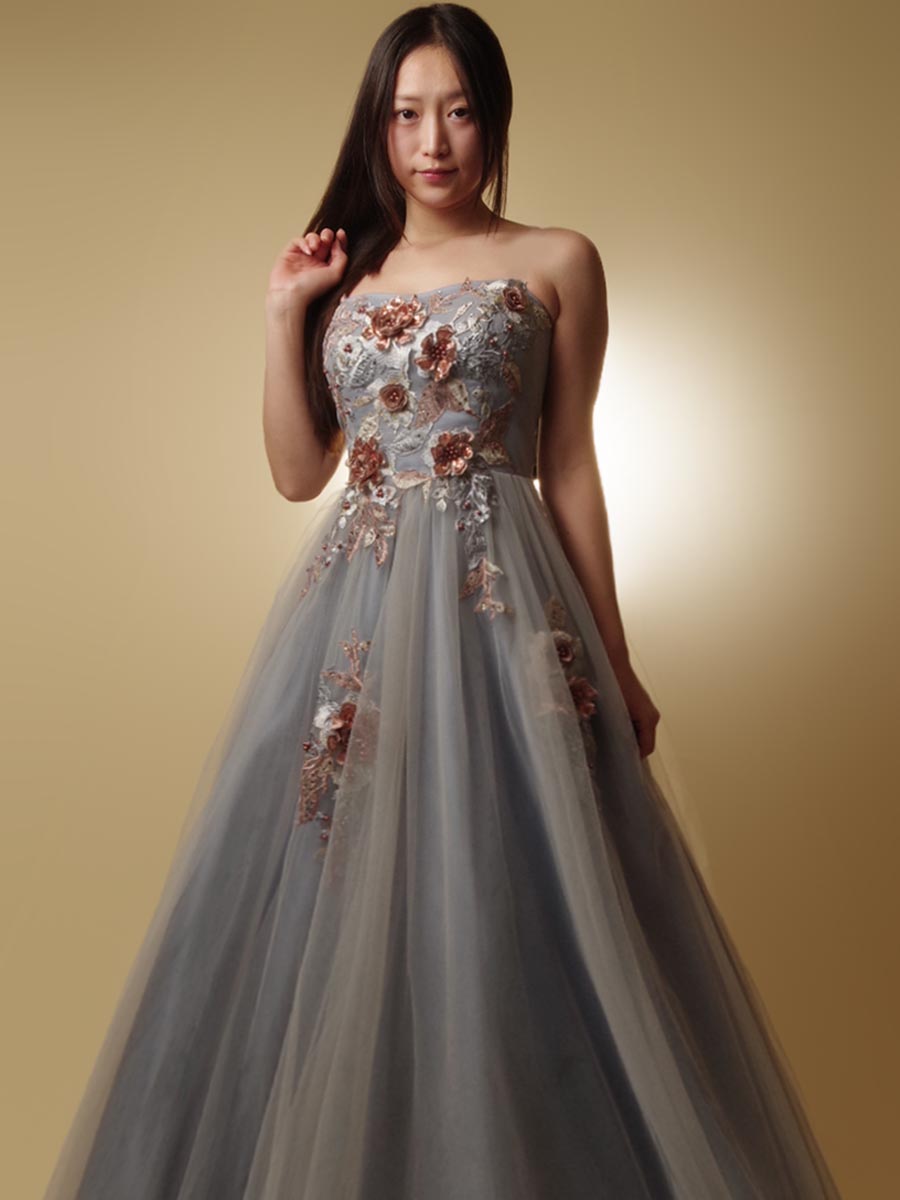 スモーキーブルーカラーのボリュームチュールの柔らかで幻想的な花柄刺繍ステージドレス