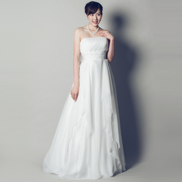 結婚式にも使えるホワイトカラーのドレス