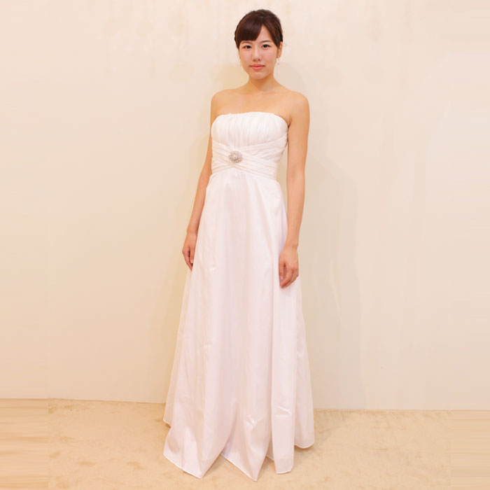 結婚式に最適シンプルなシルエットにブローチ付きのホワイトドレス