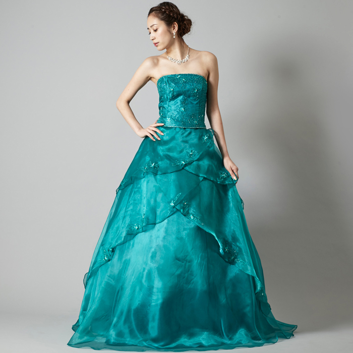 結婚式や演奏会などにも使えるエメラルドグリーンのカラーのドレス