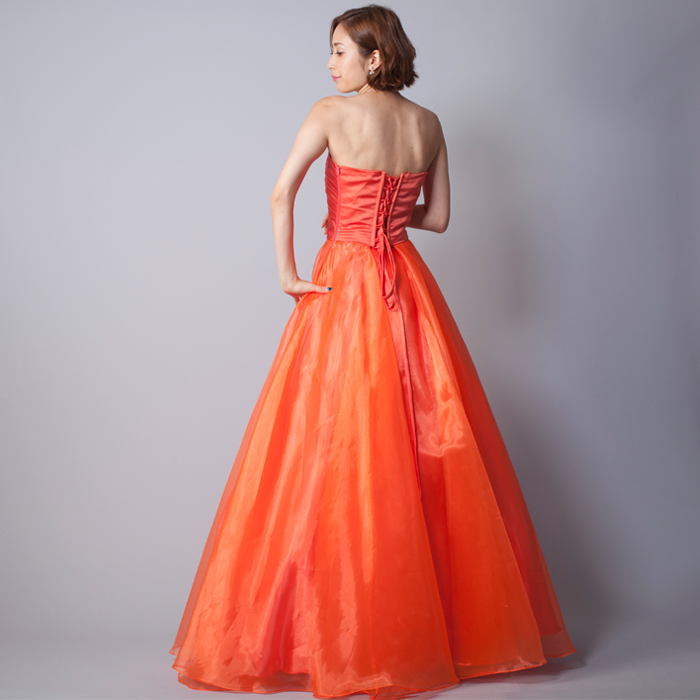 元気で明るい印象を感じさせるオレンジ色の演奏会向けカラードレス 