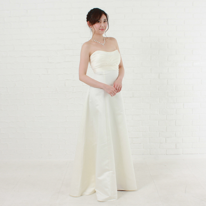 結婚式に最適の清潔感あるクリーンイメージのアイボリー色のドレス