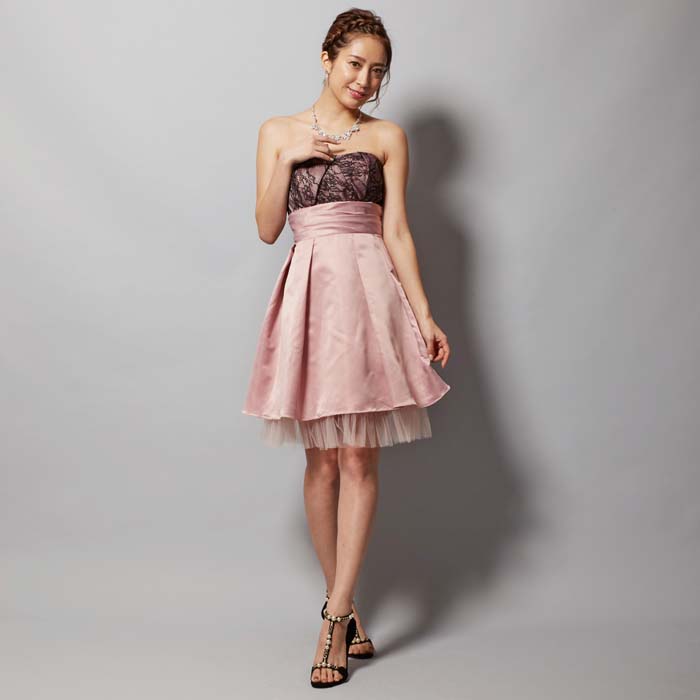 ピンクカラーの優しい女性らしさの感じるお呼ばれドレス