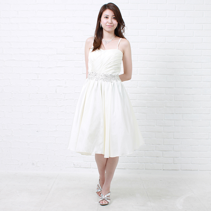 ホワイトカラーの花嫁様の結婚式の二次会ドレスにも最適なショートドレス