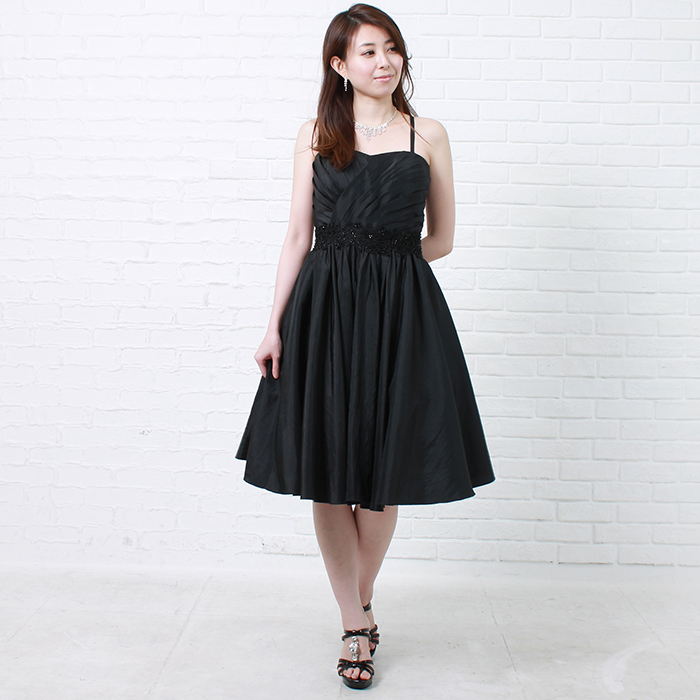人気の高いブラックカラーのオーソドックスなお呼ばれショートドレス