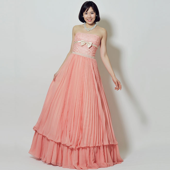 ちょっとカジュアルな印象のプリーツが効いた親近感のあるピンクカラーのロングドレス