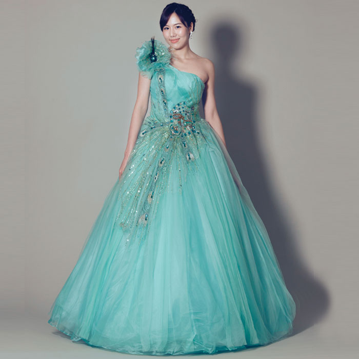 孔雀のようなデザインが美しいエメラルドグリーンのウェディングカラードレス ドレスルームアミ