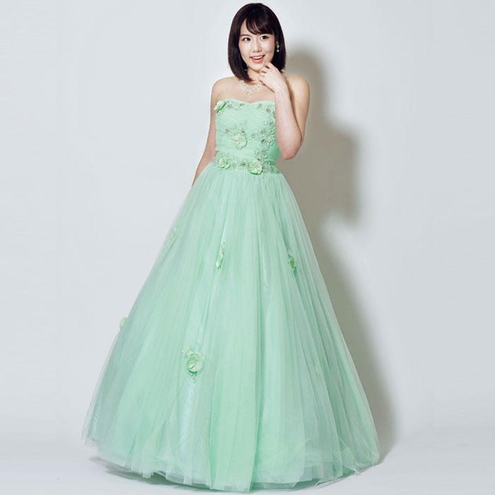 ライトグリーンの爽やかカラーが初々しい印象のドレス
