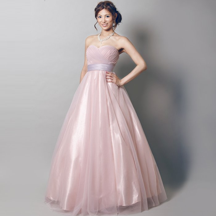 独特な風合いが上品なピンクのドレス