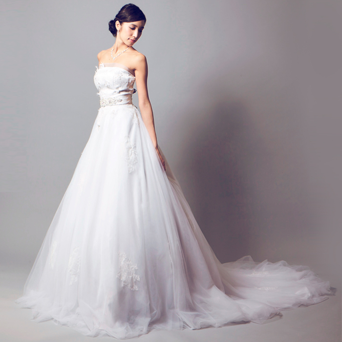 豪華さ、清純さを追求したデザインのウェディングドレス｜ドレスルームアミ