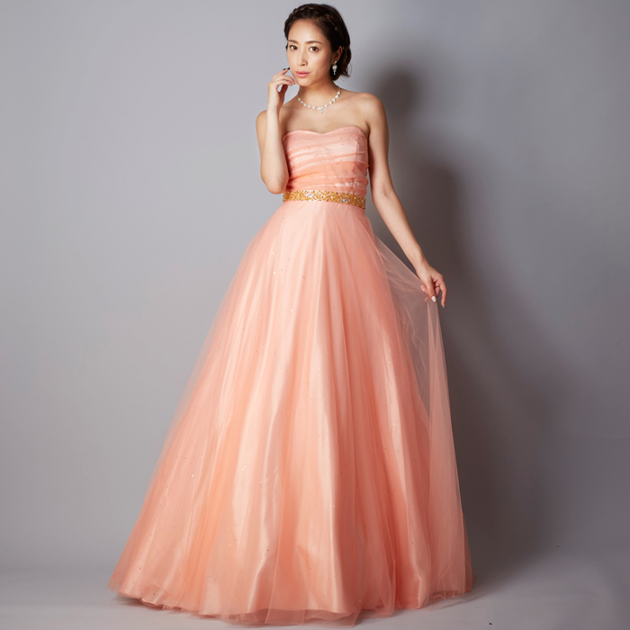 演奏会で可愛いらしさを強調できるサーモンピンクのカラードレス