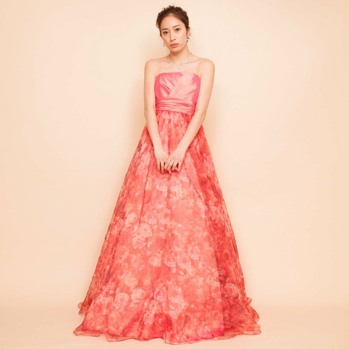 コーラルピンクで可愛らしいオーガンジープリントドレス