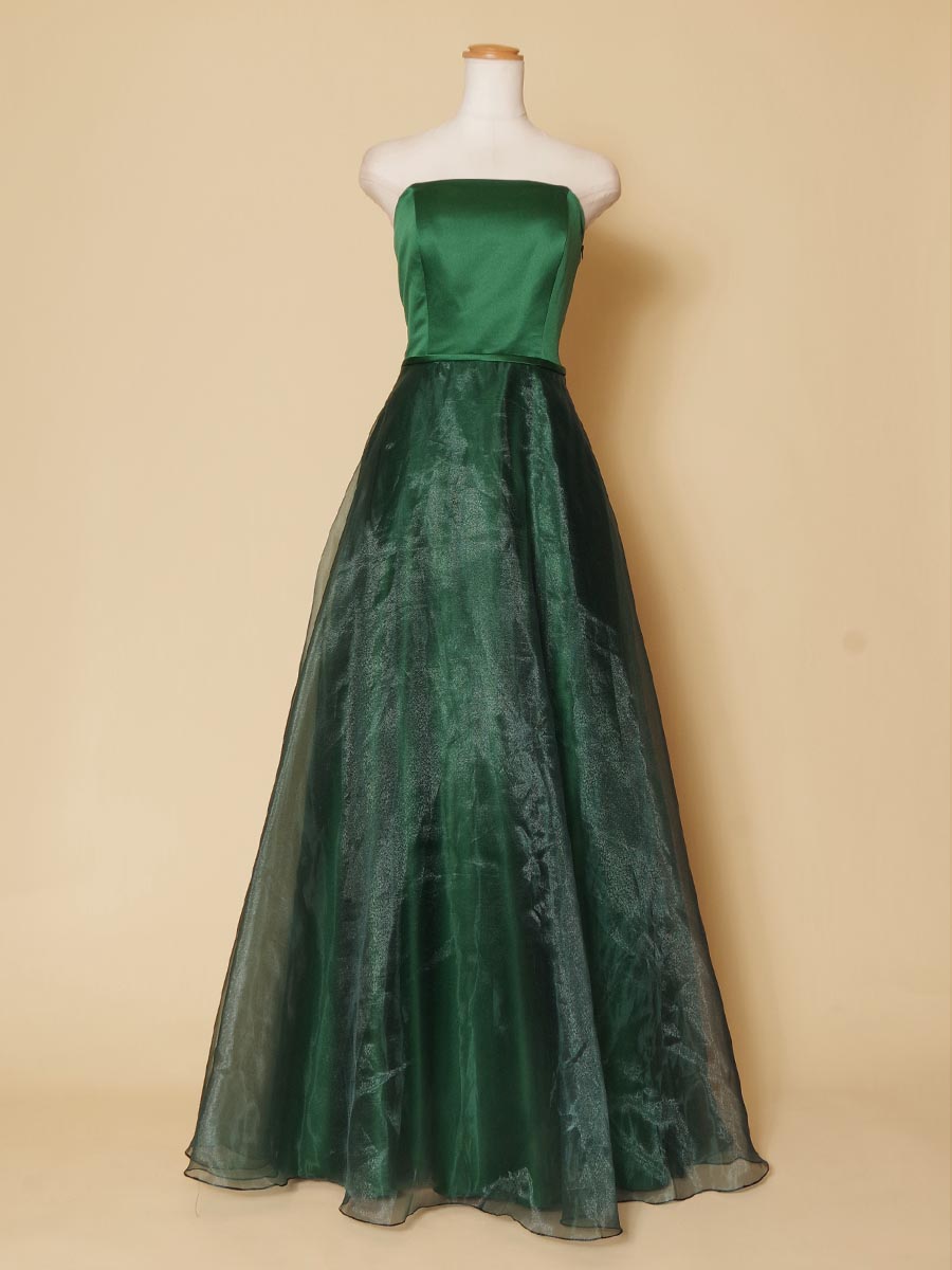 クールで洗練された印象を与えるダークグリーンカラーのオーガンジードレス