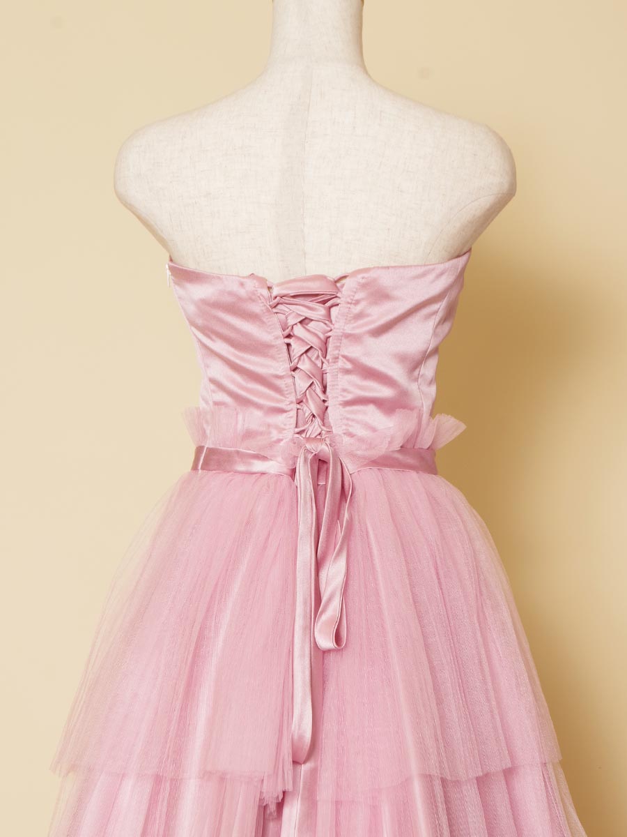 エンパイアラインのピンクカラーが甘い雰囲気を醸し出したロングドレス