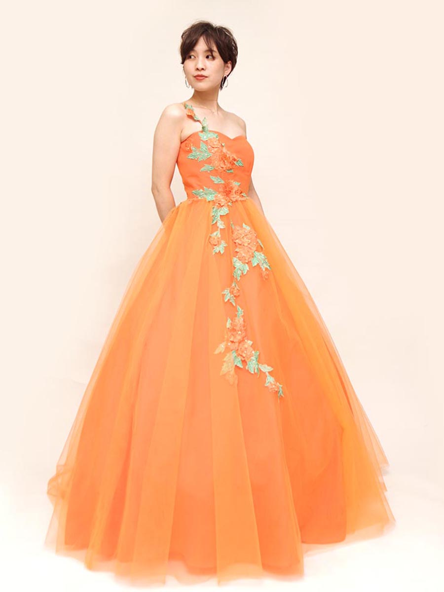 甘い夏のオレンジのようなフラワーモチーフを体に沿わせたボリュームロングドレス