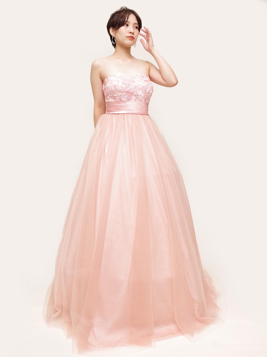 胸元に細かなお花刺繍を施したパステルピンクが可愛らしいふんわりスカートロングドレス ドレスルームアミ