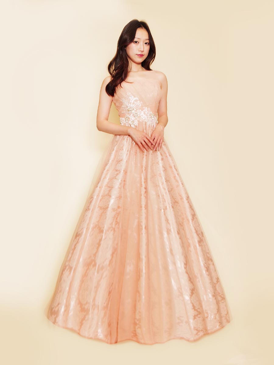 パステルプリンセスピンクカラーのクラシック柄を全体に使用した甘い印象のステージドレス