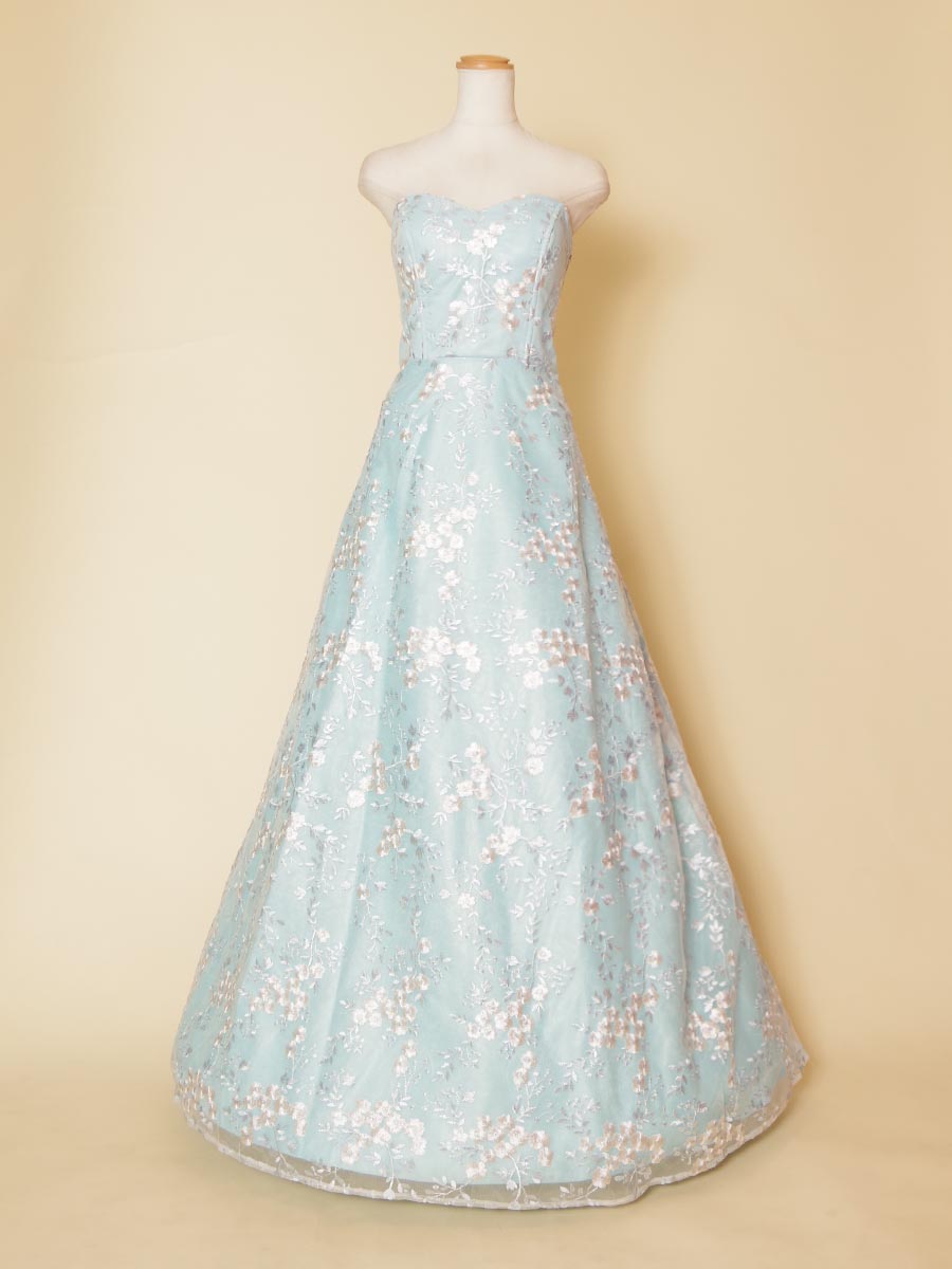 爽やかなブルーカラーベースのシルバーの花柄刺繍が目を引く胸元のシルエットを美しく出せるようにデザインされたスレンダーロングドレス