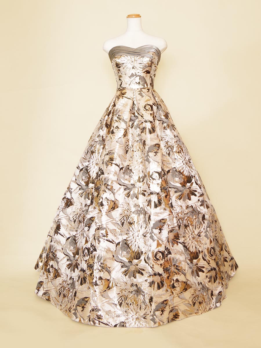 ベージュホワイトベースにゴールドやシルバーの花柄模様を散りばめたジャガードボリュームドレス