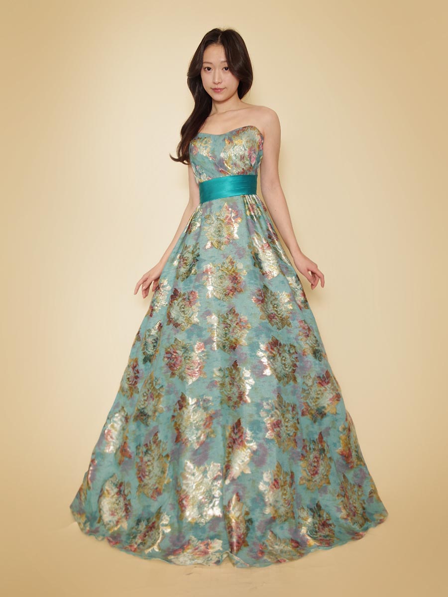 エメラルドグリーンの水彩画模様のジャガードが鮮やかなコンサートドレス