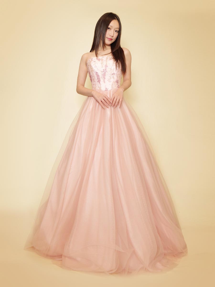 ベビーピンクのドット柄スカートとラインストーン入り刺繍が可愛らしさを演出する演奏会ボリュームドレス