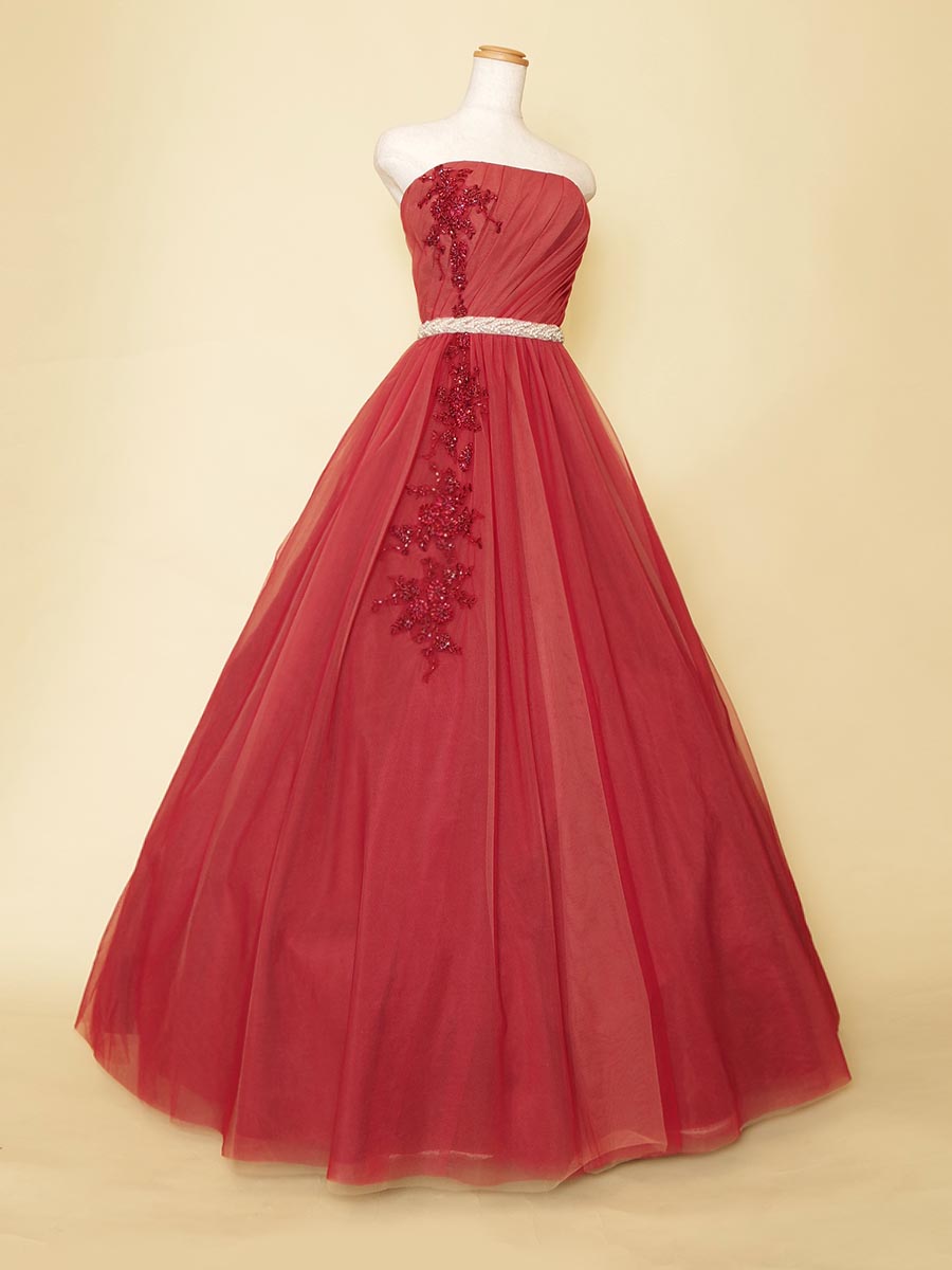 ローズレッドピンクカラーの胸元からスカートにかけて流れるようにビーズ刺繍を施した演奏会Aラインドレス