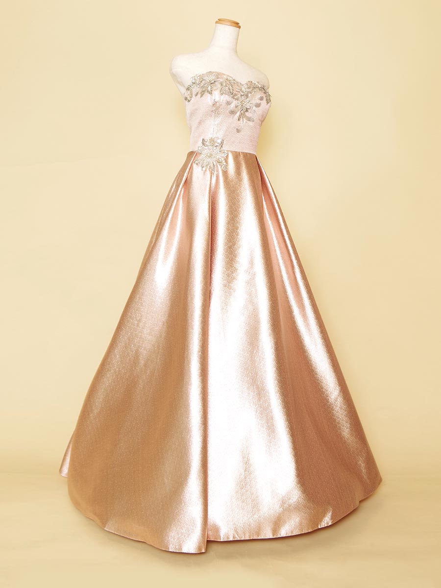メタリックピンクの艶やかな光沢感がステージで美しく映えるAラインロングドレス