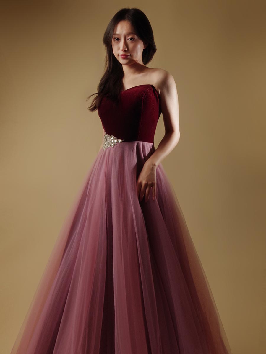 ローズピンクチュールスカートとワインレッドベロアバストの組み合わせがお洒落な演奏会ロングドレス