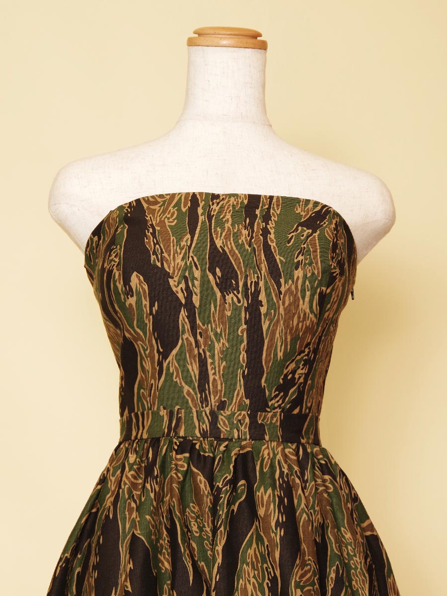 迷彩柄の独創的な雰囲気を演出できるスレンダーステージドレス｜ドレス 