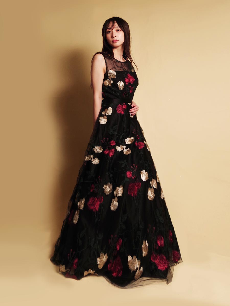 立体刺繍のブラック×フラワーがクールなショルダー付きAラインステージドレス
