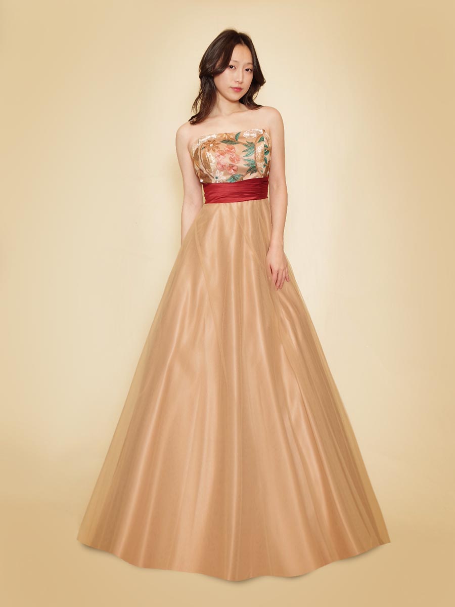オレンジカラーをベースにした胸元花柄刺繍のAラインシルエットステージドレス
