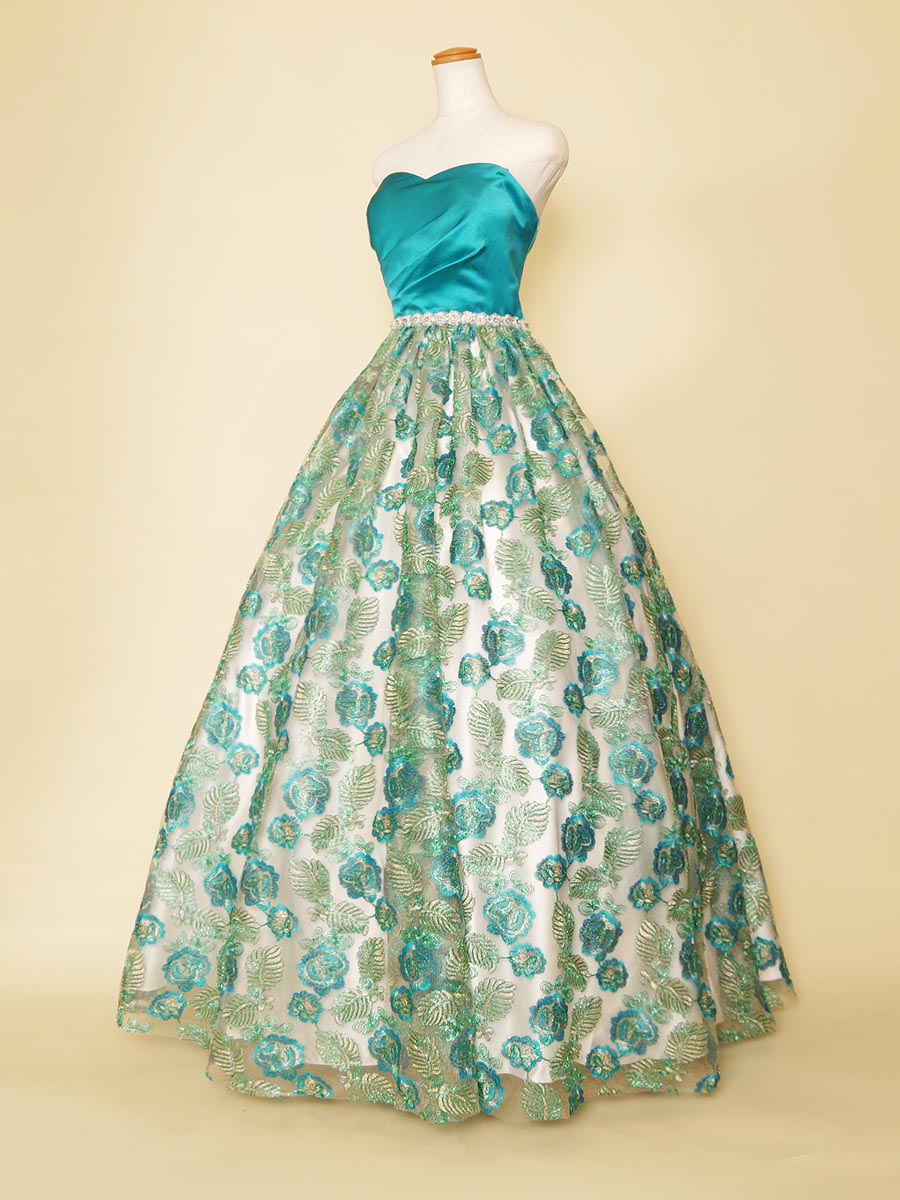 グリーンのお花模様でスカート全体を覆いつくしたエメラルドグリーンボリュームドレス