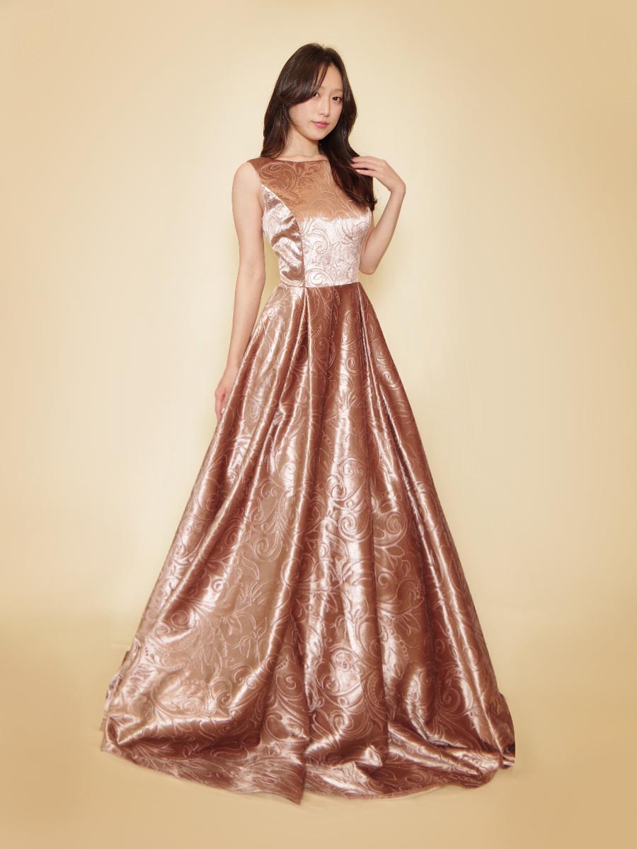 ピンクゴールドカラーの可愛らしを感じさせる艶やかな肩袖デザインのステージロングドレス