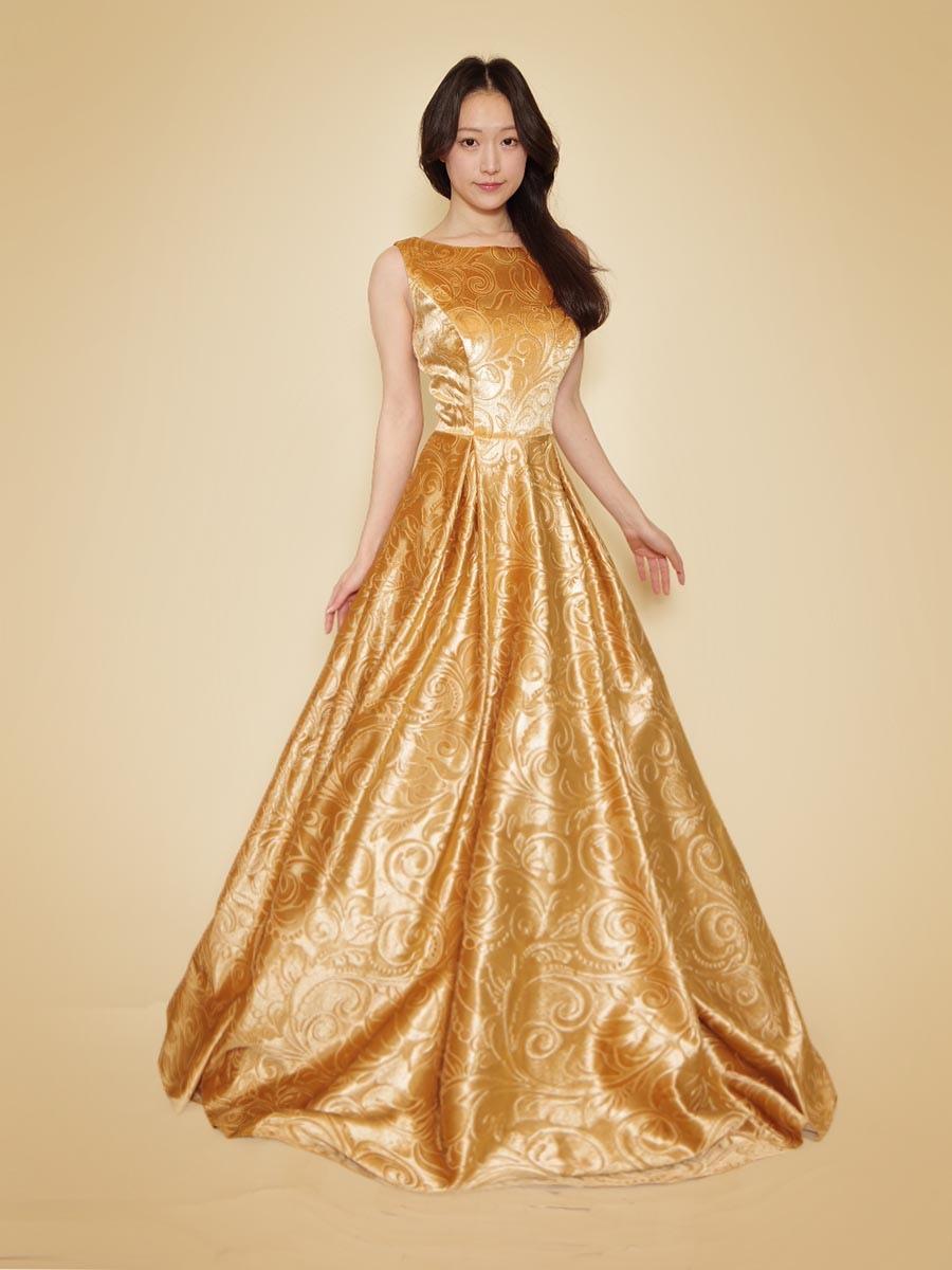 絢爛豪華なリサイタルコンサートの装いに最適なゴールドカラーのショルダー付きロングドレス