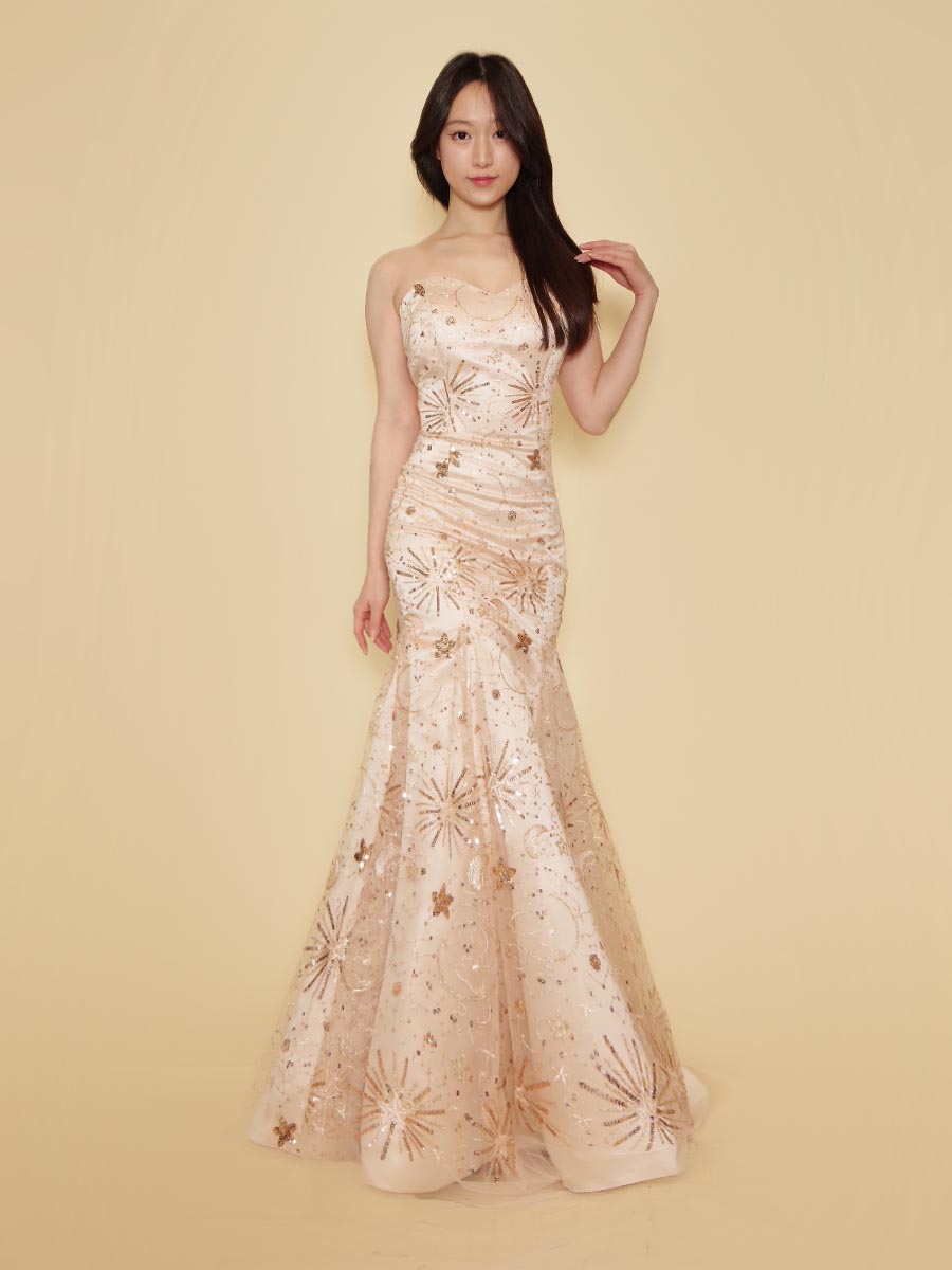 ゴールドの月柄デザインチュールがラグジュアリー感満載なゴールドベージュのマーメイドドレス