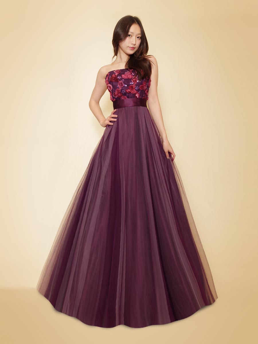 薔薇モチーフとダークパープルが大人な雰囲気漂うボリュームドレス