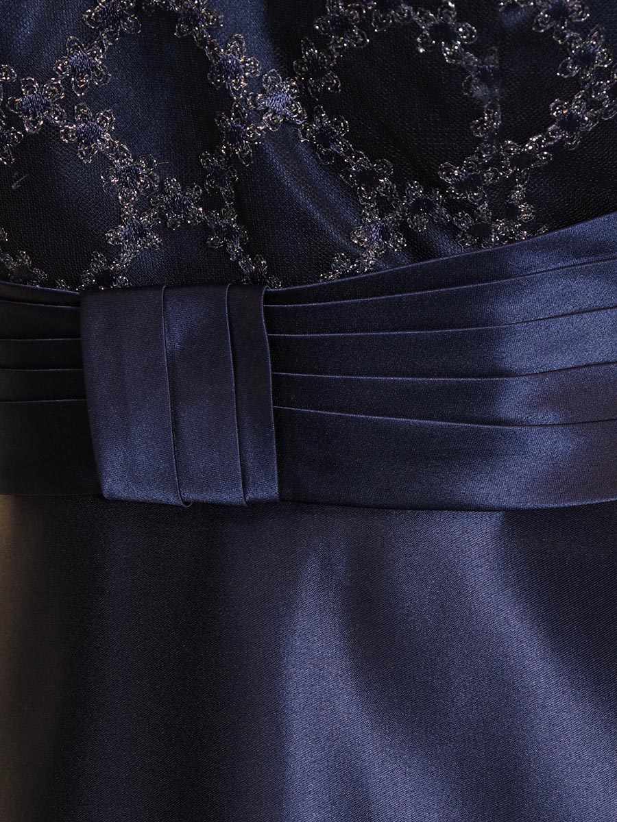 デザインチュールがエレガントな雰囲気を醸し出すネイビーカラーの