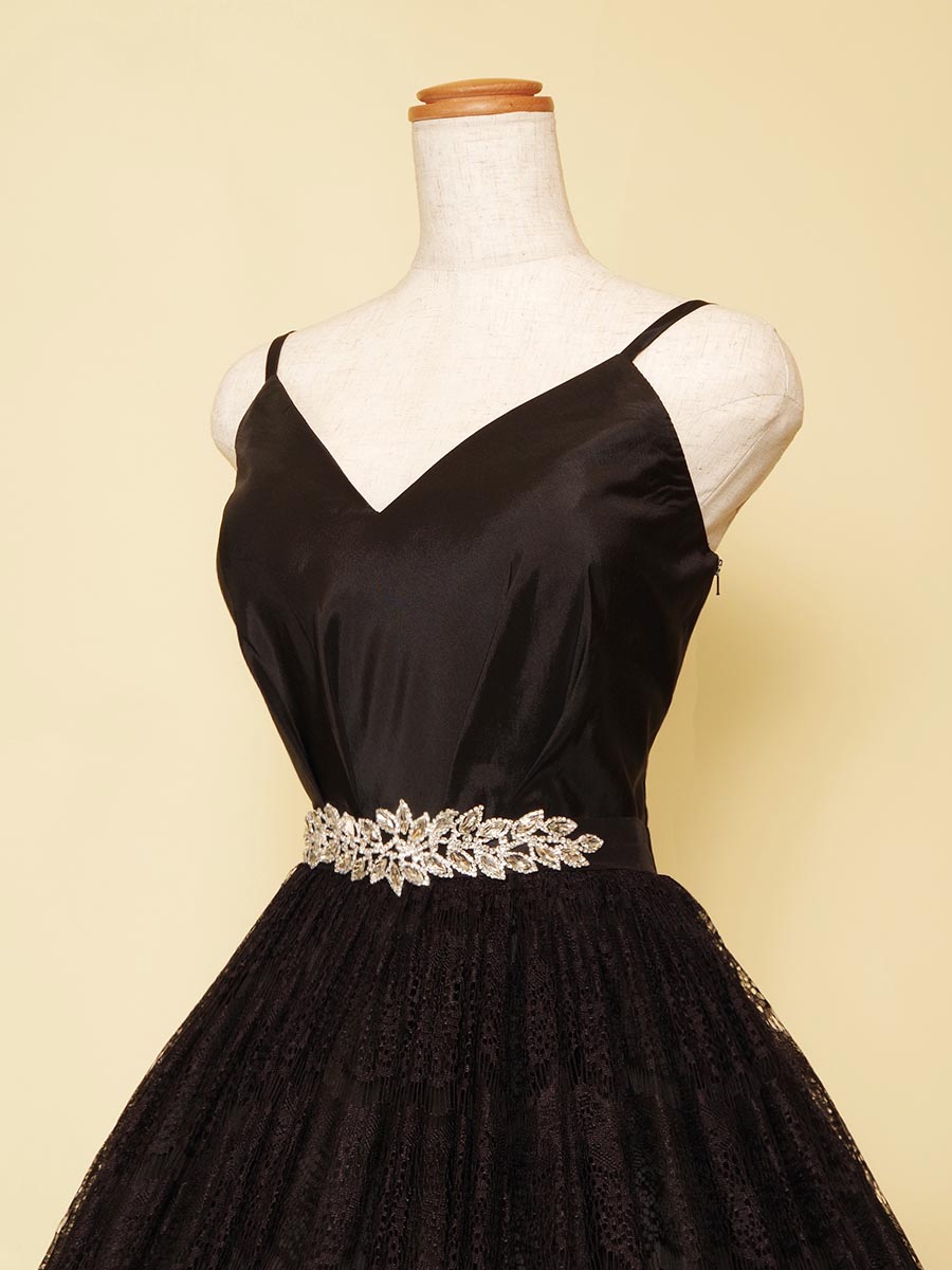 ブラックドレス　首元の装飾がキラッと輝くホルターネックの黒ドレス
