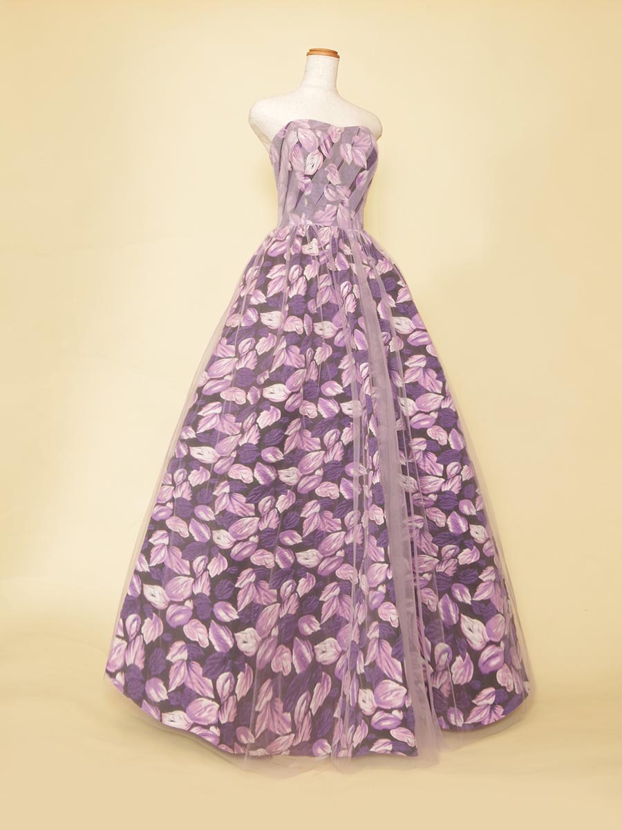 パープルの総フラワープリント生地で仕上げたボリューミーステージドレス