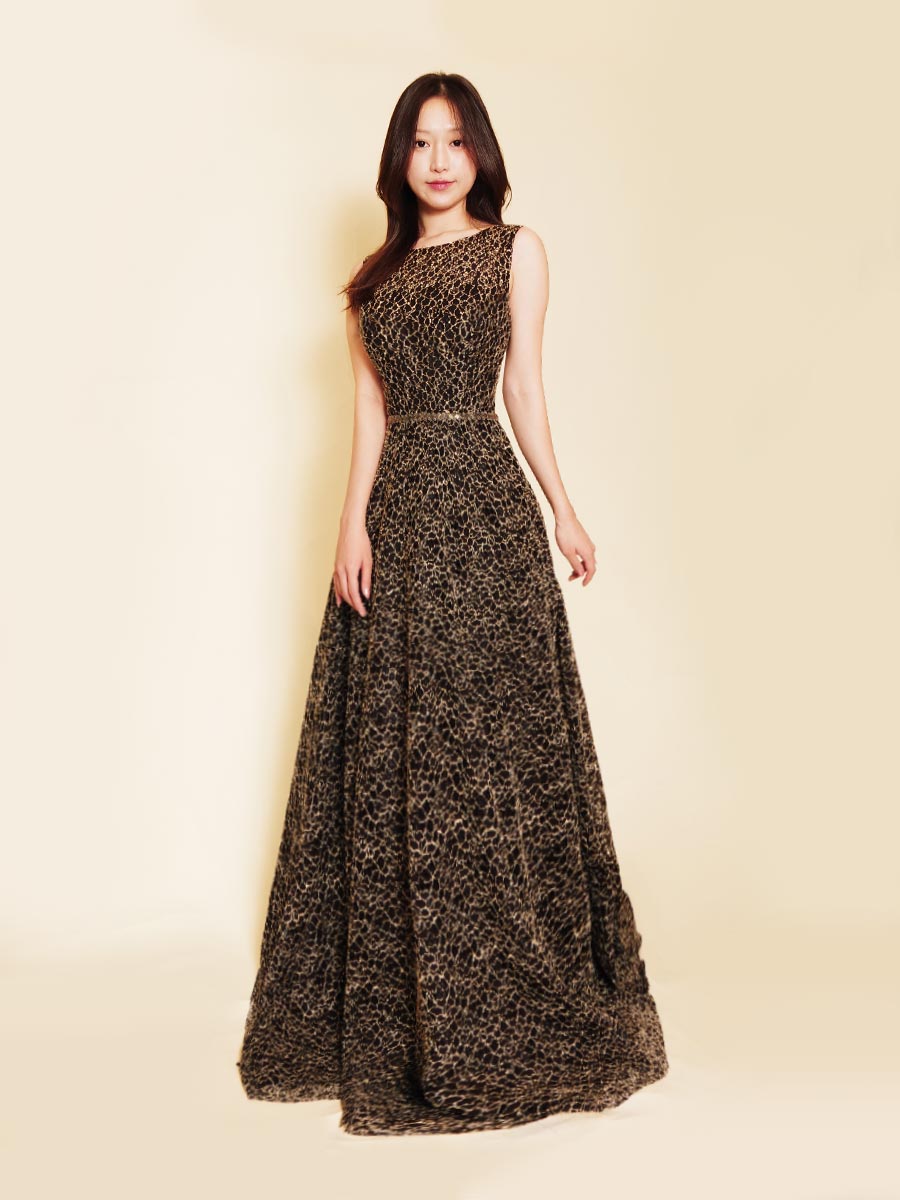 ブラックベースがゴールドの輝きを引き立たせた袖付きデザインのスレンダー大人スタイルドレス