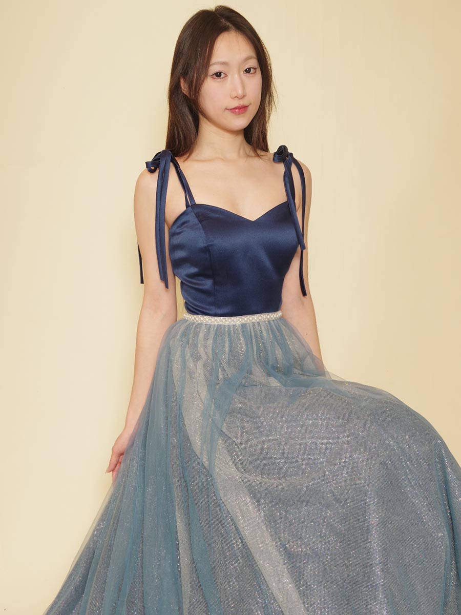 ドレスルームアミ　ブルーチュールボリュームドレス 肩紐アレンジが可能な深みのある大人ブルーカラーのチュールボリューム