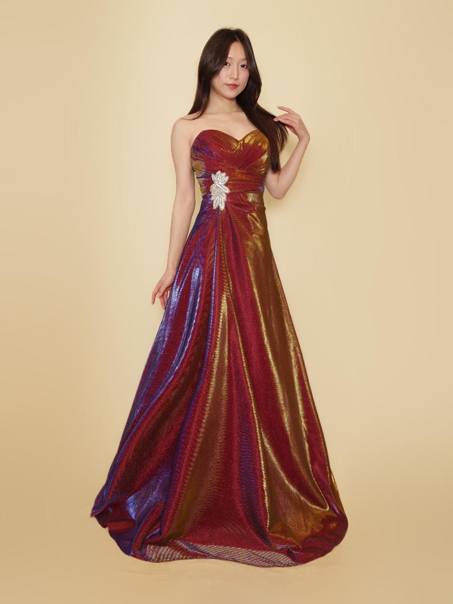 メタリックボルドーカラーの艶やかな艶をドレス全体で表現したストレートラインステージドレス