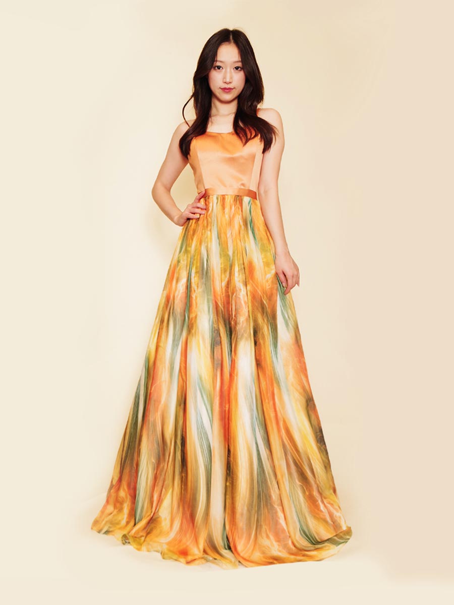 ジャングルフラワーデザインデザインのオレンジカラーのスカートが鮮やかなスッキリラインロングドレス