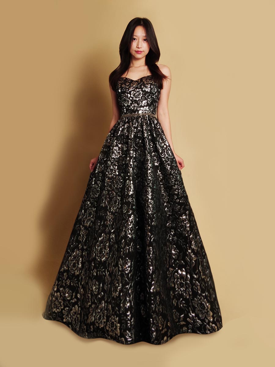 ブラックシルバージャガードのボリュームシルエットが豪華なステージロングドレス