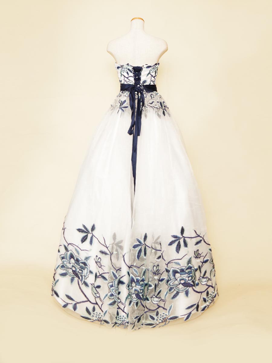 ネイビーリボンデザイン×グラデーションフラワー刺繍デザインのホワイトベースステージドレス｜ドレスルームアミ