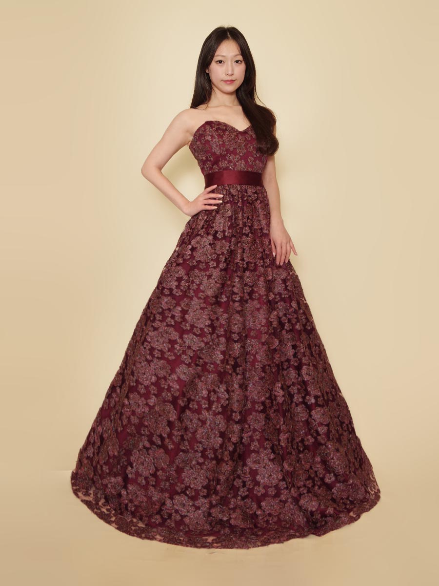 キラキラ刺繍デザインの全体から深みのある輝きを放つワインレッドボリュームドレス