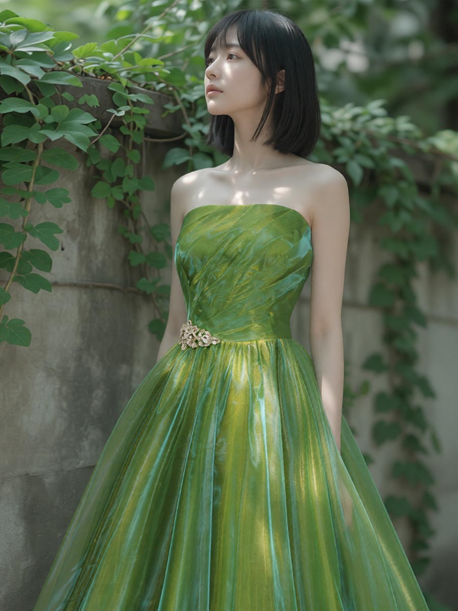 フレッシュなグリーンの色合いが華やかなオーガンジー素材を使用したボリュームカラーロングドレス