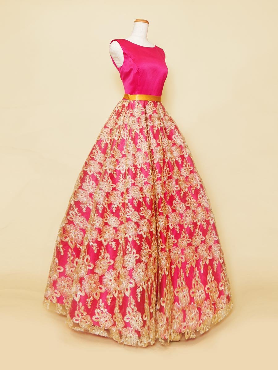 ゴールド刺繍×ショッキングピンクサテンの華やかさ満点の肩袖デザインステージドレス
