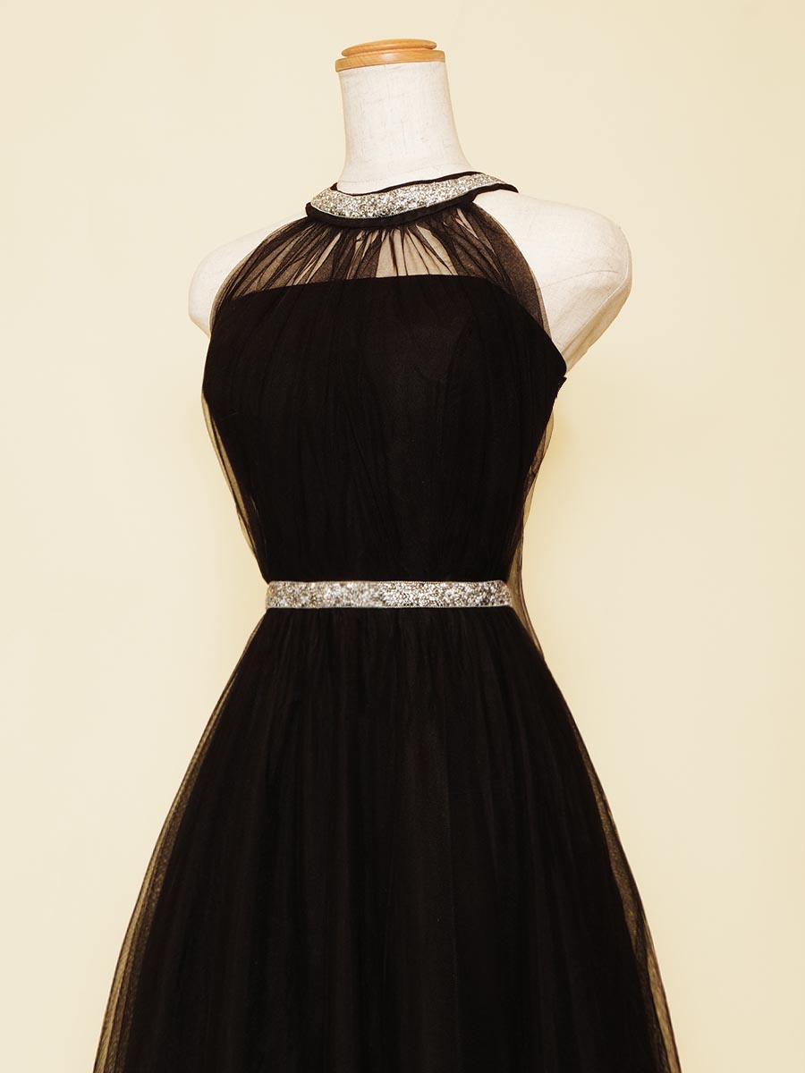 ブラックドレス　首元の装飾がキラッと輝くホルターネックの黒ドレス